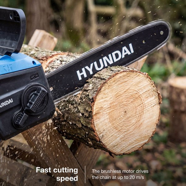 Preparing Firewood for Winter: Choosing a Chainsaw and Log Splitter Hyundai cordless chainsaw cutting into a large log in woodland