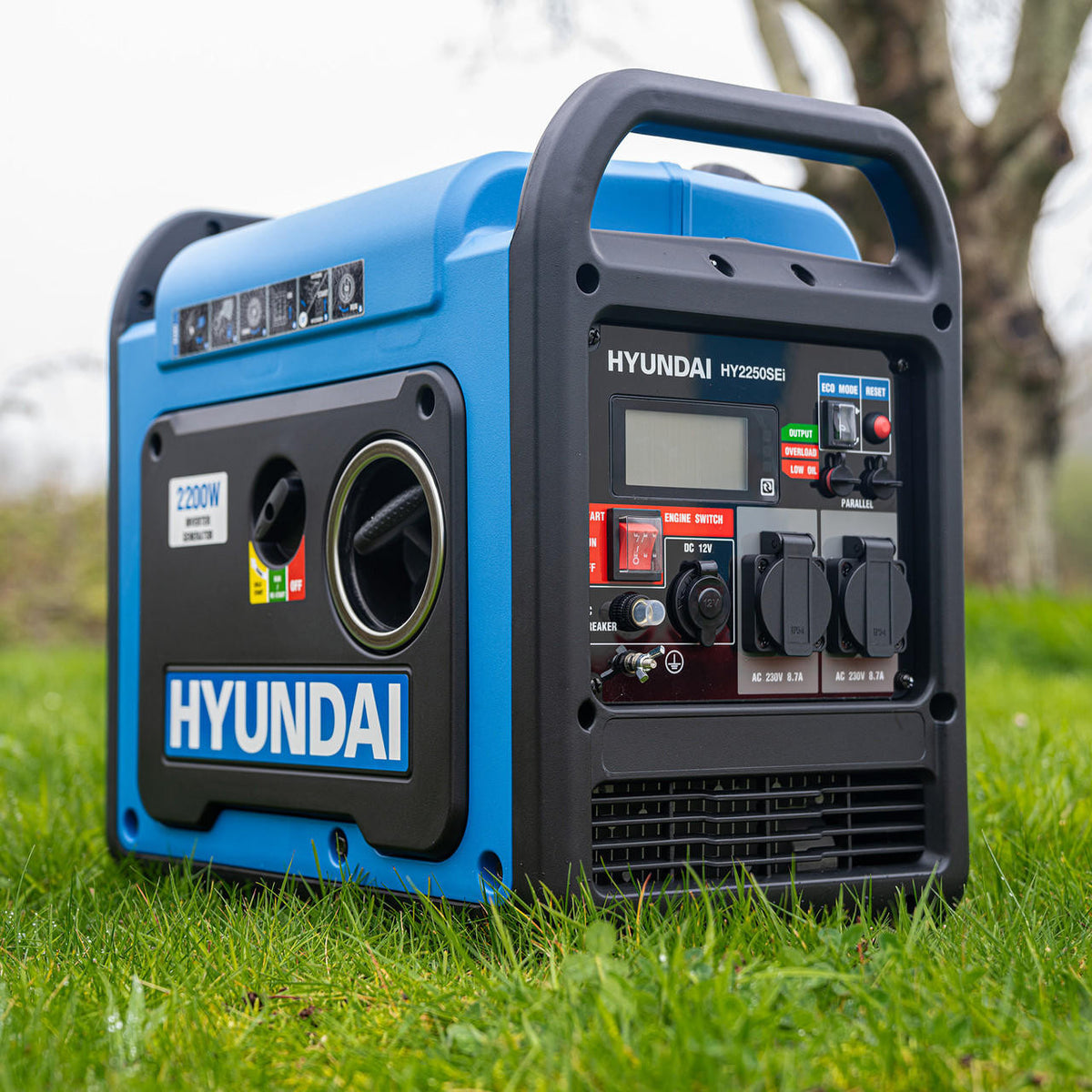 Hyundai HY2250SEi 2.2kW inverter generator on grass