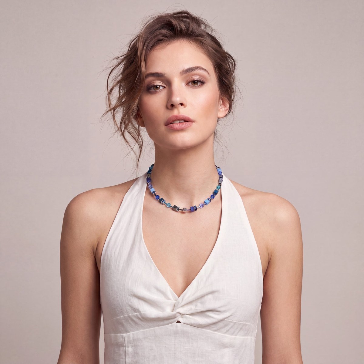 Model wearing the Coeur De Lion GeoCUBE Iconic necklace in Azure Spirit blue and silver