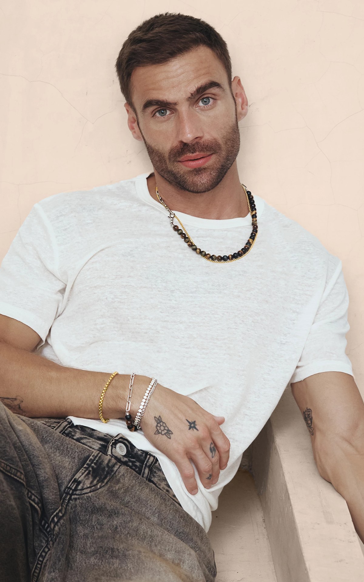 Man wearing THOMAS SABO men's necklace and bracelets